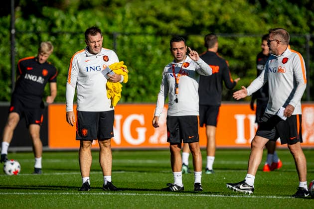 ZEIST - (l-r) Nederland assistant coach Sergio Alegre, Nederland head coach Xavi Hernandez and Nederland assistant coach Oscar Hernandez during the UEFA Nations League training ahead of the match against Duitsland at KNVB Campus on 21 September 2026 in Zeist, Nederland. (Photo by DeFodi Images) -