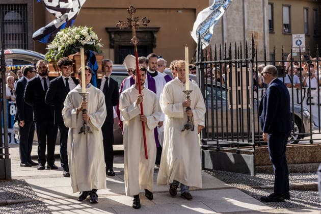 Funeral ceremony for former Inter Milan player Sandro Mazzola in Italy MILAN, ITALY - SEPTEMBER 21: The coffin of former Italian footballer and sports executive Sandro Mazzola, a historic figure and legend of Inter Milan who died at the age of 83, is carried into the Basilica of Sant Ambrogio during his funeral in Milan, Italy, on September 21, 2026. Mazzola, an Inter icon and a key figure of the Italian national team, Nationalteam won four league titles, two European Cups and two Intercontinental Cups during his career. Andrea Carrubba Anadolu Milan Italy. Editorial use only. Please get in touch for any other usage.  Copyright: x2026xAnadoluxAndreaxCarrubbax