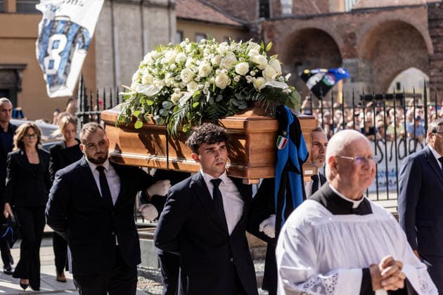 Funeral ceremony for former Inter Milan player Sandro Mazzola in Italy MILAN, ITALY - SEPTEMBER 21: The coffin of former Italian footballer and sports executive Sandro Mazzola, a historic figure and legend of Inter Milan who died at the age of 83, is carried into the Basilica of Sant Ambrogio during his funeral in Milan, Italy, on September 21, 2026. Mazzola, an Inter icon and a key figure of the Italian national team, Nationalteam won four league titles, two European Cups and two Intercontinental Cups during his career. Andrea Carrubba Anadolu Milan Italy. Editorial use only. Please get in touch for any other usage.  Copyright: x2026xAnadoluxAndreaxCarrubbax