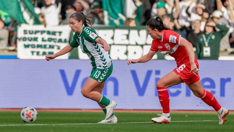 v.li.: Luna Vanzeir (SV Werder Bremen, 13) und Chantal Hagel (VfB Stuttgart, 6) im Laufduell, Zweikampf, Duell, Dynamik, Aktion, Action, Spielszene, DIE DFB-RICHTLINIEN UNTERSAGEN JEGLICHE NUTZUNG VON FOTOS ALS SEQUENZBILDER UND ODER VIDEOÄHNLICHE FOTOSTRECKEN. DFB REGULATIONS PROHIBIT ANY USE OF PHOTOGRAPHS AS IMAGE SEQUENCES AND OR QUASI-VIDEO., 21.09.2026, Bremen (Deutschland), Fussball, Google Pixel Frauen-Bundesliga, SV Werder Bremen - VfB Stuttgart