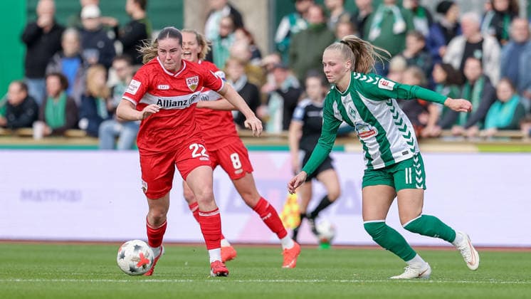 v.li.: Adriana Achcinska (VfB Stuttgart, 22) und Isabella Jaron (SV Werder Bremen, 11) im Zweikampf, Duell, Dynamik, Aktion, Action, Spielszene, DIE DFB-RICHTLINIEN UNTERSAGEN JEGLICHE NUTZUNG VON FOTOS ALS SEQUENZBILDER UND ODER VIDEOÄHNLICHE FOTOSTRECKEN. DFB REGULATIONS PROHIBIT ANY USE OF PHOTOGRAPHS AS IMAGE SEQUENCES AND OR QUASI-VIDEO., 21.09.2026, Bremen (Deutschland), Fussball, Google Pixel Frauen-Bundesliga, SV Werder Bremen - VfB Stuttgart
