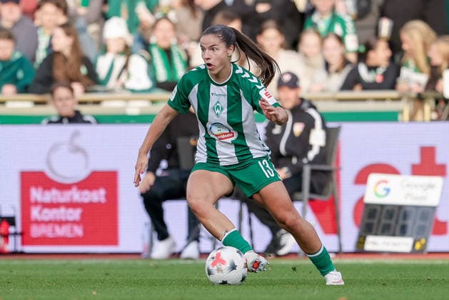 Luna Vanzeir (SV Werder Bremen, 13) am Ball, Freisteller, Einzelbild, Ganzkörper, Aktion, Action, Spielszene, DIE DFB-RICHTLINIEN UNTERSAGEN JEGLICHE NUTZUNG VON FOTOS ALS SEQUENZBILDER UND ODER VIDEOÄHNLICHE FOTOSTRECKEN. DFB REGULATIONS PROHIBIT ANY USE OF PHOTOGRAPHS AS IMAGE SEQUENCES AND OR QUASI-VIDEO., 21.09.2026, Bremen (Deutschland), Fussball, Google Pixel Frauen-Bundesliga, SV Werder Bremen - VfB Stuttgart
