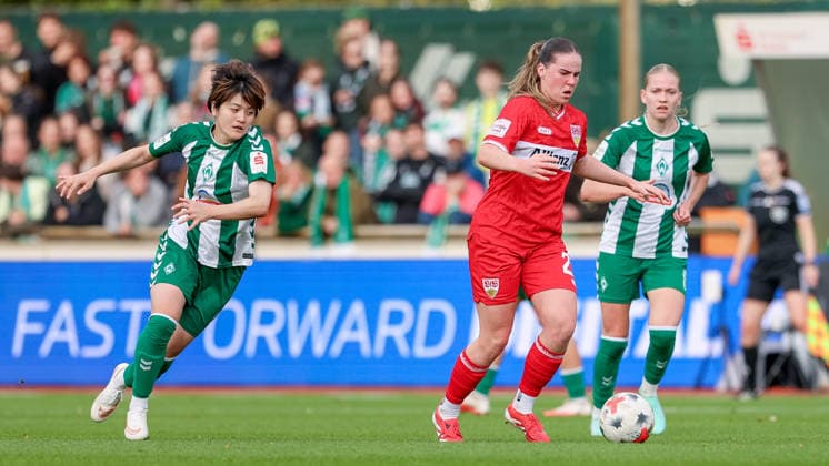 v.li.: Mei Shimada (SV Werder Bremen, 8) und Adriana Achcinska (VfB Stuttgart, 22) im Zweikampf, Duell, Dynamik, Aktion, Action, Spielszene, DIE DFB-RICHTLINIEN UNTERSAGEN JEGLICHE NUTZUNG VON FOTOS ALS SEQUENZBILDER UND ODER VIDEOÄHNLICHE FOTOSTRECKEN. DFB REGULATIONS PROHIBIT ANY USE OF PHOTOGRAPHS AS IMAGE SEQUENCES AND OR QUASI-VIDEO., 21.09.2026, Bremen (Deutschland), Fussball, Google Pixel Frauen-Bundesliga, SV Werder Bremen - VfB Stuttgart