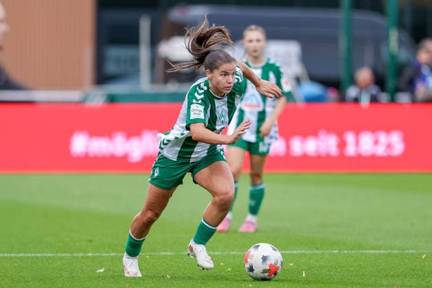 Luna Vanzeir (SV Werder Bremen, 13) am Ball, Einzelbild, Ganzkörper, Aktion, Action, Spielszene, DIE DFB-RICHTLINIEN UNTERSAGEN JEGLICHE NUTZUNG VON FOTOS ALS SEQUENZBILDER UND ODER VIDEOÄHNLICHE FOTOSTRECKEN. DFB REGULATIONS PROHIBIT ANY USE OF PHOTOGRAPHS AS IMAGE SEQUENCES AND OR QUASI-VIDEO., 21.09.2026, Bremen (Deutschland), Fussball, Google Pixel Frauen-Bundesliga, SV Werder Bremen - VfB Stuttgart