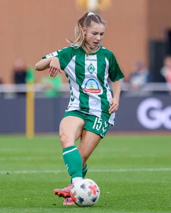 Michelle Weiß (SV Werder Bremen, 15) am Ball, Freisteller, Einzelbild, Ganzkörper, Aktion, Action, Spielszene, DIE DFB-RICHTLINIEN UNTERSAGEN JEGLICHE NUTZUNG VON FOTOS ALS SEQUENZBILDER UND ODER VIDEOÄHNLICHE FOTOSTRECKEN. DFB REGULATIONS PROHIBIT ANY USE OF PHOTOGRAPHS AS IMAGE SEQUENCES AND OR QUASI-VIDEO., 21.09.2026, Bremen (Deutschland), Fussball, Google Pixel Frauen-Bundesliga, SV Werder Bremen - VfB Stuttgart