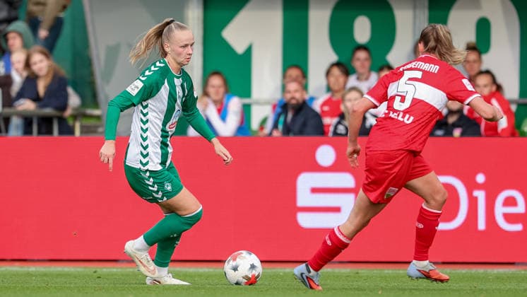 v.li.: Isabella Jaron (SV Werder Bremen, 11) und Greta Stegemann (VfB Stuttgart, 5) im Zweikampf, Duell, Dynamik, Aktion, Action, Spielszene, DIE DFB-RICHTLINIEN UNTERSAGEN JEGLICHE NUTZUNG VON FOTOS ALS SEQUENZBILDER UND ODER VIDEOÄHNLICHE FOTOSTRECKEN. DFB REGULATIONS PROHIBIT ANY USE OF PHOTOGRAPHS AS IMAGE SEQUENCES AND OR QUASI-VIDEO., 21.09.2026, Bremen (Deutschland), Fussball, Google Pixel Frauen-Bundesliga, SV Werder Bremen - VfB Stuttgart