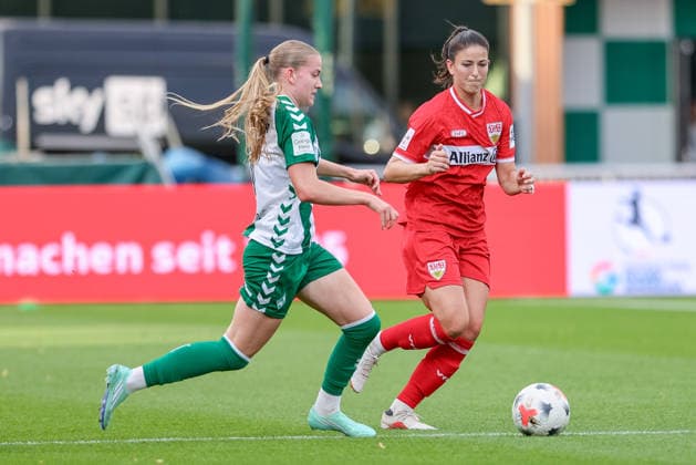 v.li.: Marie Gmeineder (SV Werder Bremen, 6) und Chantal Hagel (VfB Stuttgart, 6) im Zweikampf, Duell, Dynamik, Aktion, Action, Spielszene, DIE DFB-RICHTLINIEN UNTERSAGEN JEGLICHE NUTZUNG VON FOTOS ALS SEQUENZBILDER UND ODER VIDEOÄHNLICHE FOTOSTRECKEN. DFB REGULATIONS PROHIBIT ANY USE OF PHOTOGRAPHS AS IMAGE SEQUENCES AND OR QUASI-VIDEO., 21.09.2026, Bremen (Deutschland), Fussball, Google Pixel Frauen-Bundesliga, SV Werder Bremen - VfB Stuttgart