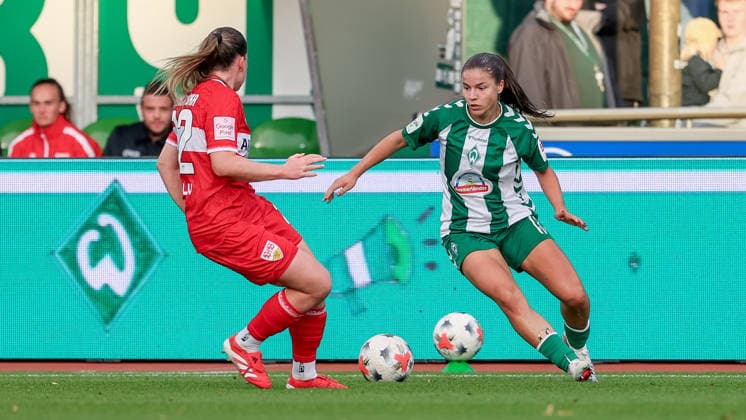v.li.: Adriana Achcinska (VfB Stuttgart, 22) und Luna Vanzeir (SV Werder Bremen, 13) im Zweikampf, Duell, Dynamik, Aktion, Action, Spielszene, DIE DFB-RICHTLINIEN UNTERSAGEN JEGLICHE NUTZUNG VON FOTOS ALS SEQUENZBILDER UND ODER VIDEOÄHNLICHE FOTOSTRECKEN. DFB REGULATIONS PROHIBIT ANY USE OF PHOTOGRAPHS AS IMAGE SEQUENCES AND OR QUASI-VIDEO., 21.09.2026, Bremen (Deutschland), Fussball, Google Pixel Frauen-Bundesliga, SV Werder Bremen - VfB Stuttgart