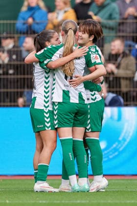 v.li.: Luna Vanzeir (SV Werder Bremen, 13), Marie Gmeineder (SV Werder Bremen, 6) und Torschützin Mei Shimada (SV Werder Bremen, 8) mit Torjubel, Jubel, jubeln, jubelt, optimistisch, Spielszene, Highlight, Freude über das Tor zum 1:0, DIE DFB-RICHTLINIEN UNTERSAGEN JEGLICHE NUTZUNG VON FOTOS ALS SEQUENZBILDER UND ODER VIDEOÄHNLICHE FOTOSTRECKEN. DFB REGULATIONS PROHIBIT ANY USE OF PHOTOGRAPHS AS IMAGE SEQUENCES AND OR QUASI-VIDEO., 21.09.2026, Bremen (Deutschland), Fussball, Google Pixel Frauen-Bundesliga, SV Werder Bremen - VfB Stuttgart