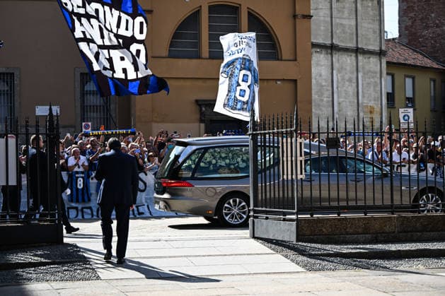The Funeral Of Sandro Mazzola In Milan The coffin of Italian footballer Sandro Mazzola is carried to the Basilica of Sant Ambrogio in Milan, on September 21, 2026. Milano Italy Italy  Copyright: xTizianoxBallabiox originalFilename:ballabio-thefuner260921_npXYK.jpg