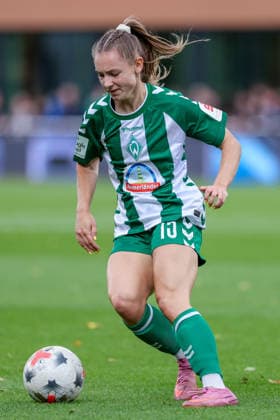 Michelle Weiß (SV Werder Bremen, 15) am Ball, Freisteller, Einzelbild, Ganzkörper, Aktion, Action, Spielszene, DIE DFB-RICHTLINIEN UNTERSAGEN JEGLICHE NUTZUNG VON FOTOS ALS SEQUENZBILDER UND ODER VIDEOÄHNLICHE FOTOSTRECKEN. DFB REGULATIONS PROHIBIT ANY USE OF PHOTOGRAPHS AS IMAGE SEQUENCES AND OR QUASI-VIDEO., 21.09.2026, Bremen (Deutschland), Fussball, Google Pixel Frauen-Bundesliga, SV Werder Bremen - VfB Stuttgart