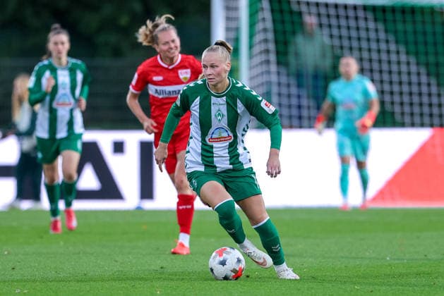 Isabella Jaron (SV Werder Bremen, 11) am Ball, Einzelbild, Ganzkörper, Aktion, Action, Spielszene, DIE DFB-RICHTLINIEN UNTERSAGEN JEGLICHE NUTZUNG VON FOTOS ALS SEQUENZBILDER UND ODER VIDEOÄHNLICHE FOTOSTRECKEN. DFB REGULATIONS PROHIBIT ANY USE OF PHOTOGRAPHS AS IMAGE SEQUENCES AND OR QUASI-VIDEO., 21.09.2026, Bremen (Deutschland), Fussball, Google Pixel Frauen-Bundesliga, SV Werder Bremen - VfB Stuttgart