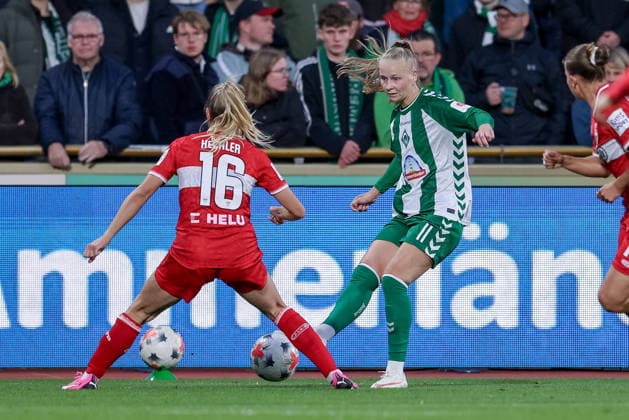 v.li.: Janina Hechler (VfB Stuttgart, 16) und Isabella Jaron (SV Werder Bremen, 11) im Zweikampf, Duell, Dynamik, Aktion, Action, Spielszene, DIE DFB-RICHTLINIEN UNTERSAGEN JEGLICHE NUTZUNG VON FOTOS ALS SEQUENZBILDER UND ODER VIDEOÄHNLICHE FOTOSTRECKEN. DFB REGULATIONS PROHIBIT ANY USE OF PHOTOGRAPHS AS IMAGE SEQUENCES AND OR QUASI-VIDEO., 21.09.2026, Bremen (Deutschland), Fussball, Google Pixel Frauen-Bundesliga, SV Werder Bremen - VfB Stuttgart