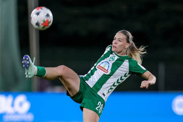 Juliane Wirtz (SV Werder Bremen, 28) am Ball, Einzelbild, Aktion, Action, Spielszene, Portrait, Nahaufnahme, Einzelfoto, Einzelbild, DIE DFB-RICHTLINIEN UNTERSAGEN JEGLICHE NUTZUNG VON FOTOS ALS SEQUENZBILDER UND ODER VIDEOÄHNLICHE FOTOSTRECKEN. DFB REGULATIONS PROHIBIT ANY USE OF PHOTOGRAPHS AS IMAGE SEQUENCES AND OR QUASI-VIDEO., 21.09.2026, Bremen (Deutschland), Fussball, Google Pixel Frauen-Bundesliga, SV Werder Bremen - VfB Stuttgart