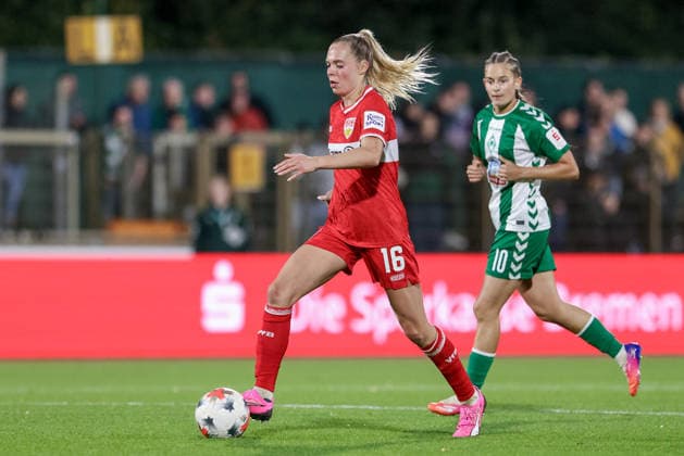 Janina Hechler (VfB Stuttgart, 16) am Ball, Einzelbild, Ganzkörper, Aktion, Action, Spielszene, DIE DFB-RICHTLINIEN UNTERSAGEN JEGLICHE NUTZUNG VON FOTOS ALS SEQUENZBILDER UND ODER VIDEOÄHNLICHE FOTOSTRECKEN. DFB REGULATIONS PROHIBIT ANY USE OF PHOTOGRAPHS AS IMAGE SEQUENCES AND OR QUASI-VIDEO., 21.09.2026, Bremen (Deutschland), Fussball, Google Pixel Frauen-Bundesliga, SV Werder Bremen - VfB Stuttgart