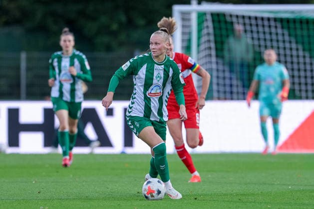Isabella Jaron (SV Werder Bremen, 11) am Ball, Einzelbild, Ganzkörper, Aktion, Action, Spielszene, DIE DFB-RICHTLINIEN UNTERSAGEN JEGLICHE NUTZUNG VON FOTOS ALS SEQUENZBILDER UND ODER VIDEOÄHNLICHE FOTOSTRECKEN. DFB REGULATIONS PROHIBIT ANY USE OF PHOTOGRAPHS AS IMAGE SEQUENCES AND OR QUASI-VIDEO., 21.09.2026, Bremen (Deutschland), Fussball, Google Pixel Frauen-Bundesliga, SV Werder Bremen - VfB Stuttgart