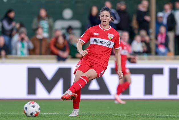 Chantal Hagel (VfB Stuttgart, 6) am Ball, Freisteller, Einzelbild, Ganzkörper, Aktion, Action, Spielszene, DIE DFB-RICHTLINIEN UNTERSAGEN JEGLICHE NUTZUNG VON FOTOS ALS SEQUENZBILDER UND ODER VIDEOÄHNLICHE FOTOSTRECKEN. DFB REGULATIONS PROHIBIT ANY USE OF PHOTOGRAPHS AS IMAGE SEQUENCES AND OR QUASI-VIDEO., 21.09.2026, Bremen (Deutschland), Fussball, Google Pixel Frauen-Bundesliga, SV Werder Bremen - VfB Stuttgart