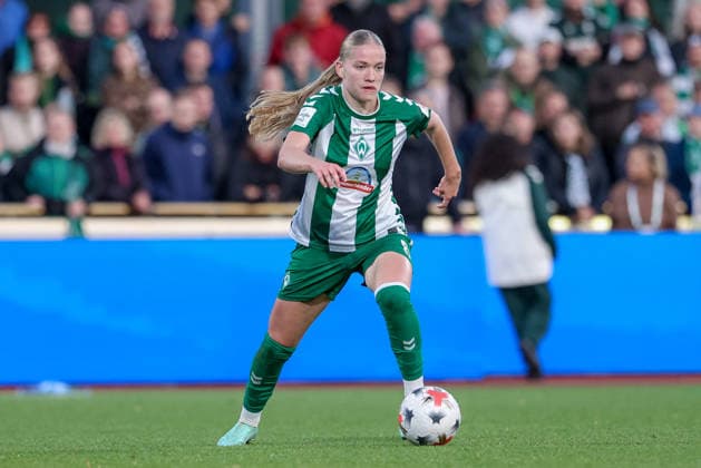 Marie Gmeineder (SV Werder Bremen, 6) am Ball, Freisteller, Einzelbild, Ganzkörper, Aktion, Action, Spielszene, DIE DFB-RICHTLINIEN UNTERSAGEN JEGLICHE NUTZUNG VON FOTOS ALS SEQUENZBILDER UND ODER VIDEOÄHNLICHE FOTOSTRECKEN. DFB REGULATIONS PROHIBIT ANY USE OF PHOTOGRAPHS AS IMAGE SEQUENCES AND OR QUASI-VIDEO., 21.09.2026, Bremen (Deutschland), Fussball, Google Pixel Frauen-Bundesliga, SV Werder Bremen - VfB Stuttgart