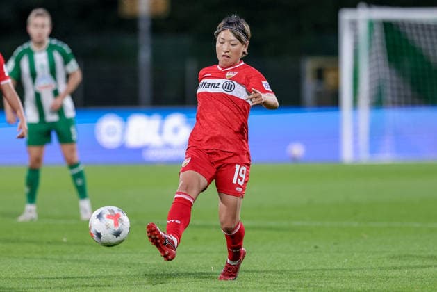 Yuka Hirano (VfB Stuttgart, 19) am Ball, Einzelbild, Ganzkörper, Aktion, Action, Spielszene, DIE DFB-RICHTLINIEN UNTERSAGEN JEGLICHE NUTZUNG VON FOTOS ALS SEQUENZBILDER UND ODER VIDEOÄHNLICHE FOTOSTRECKEN. DFB REGULATIONS PROHIBIT ANY USE OF PHOTOGRAPHS AS IMAGE SEQUENCES AND OR QUASI-VIDEO., 21.09.2026, Bremen (Deutschland), Fussball, Google Pixel Frauen-Bundesliga, SV Werder Bremen - VfB Stuttgart
