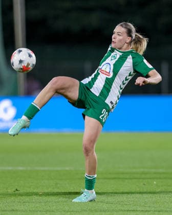Juliane Wirtz (SV Werder Bremen, 28) am Ball, Freisteller, Einzelbild, Ganzkörper, Aktion, Action, Spielszene, DIE DFB-RICHTLINIEN UNTERSAGEN JEGLICHE NUTZUNG VON FOTOS ALS SEQUENZBILDER UND ODER VIDEOÄHNLICHE FOTOSTRECKEN. DFB REGULATIONS PROHIBIT ANY USE OF PHOTOGRAPHS AS IMAGE SEQUENCES AND OR QUASI-VIDEO., 21.09.2026, Bremen (Deutschland), Fussball, Google Pixel Frauen-Bundesliga, SV Werder Bremen - VfB Stuttgart