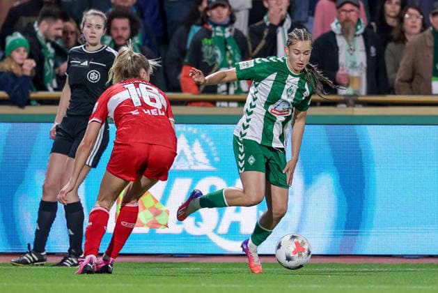 v.li.: Janina Hechler (VfB Stuttgart, 16) und Tuana Mahmoud (SV Werder Bremen, 10) im Zweikampf, Duell, Dynamik, Aktion, Action, Spielszene, DIE DFB-RICHTLINIEN UNTERSAGEN JEGLICHE NUTZUNG VON FOTOS ALS SEQUENZBILDER UND ODER VIDEOÄHNLICHE FOTOSTRECKEN. DFB REGULATIONS PROHIBIT ANY USE OF PHOTOGRAPHS AS IMAGE SEQUENCES AND OR QUASI-VIDEO., 21.09.2026, Bremen (Deutschland), Fussball, Google Pixel Frauen-Bundesliga, SV Werder Bremen - VfB Stuttgart