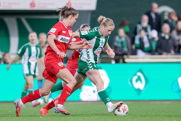 v.li.: Greta Stegemann (VfB Stuttgart, 5) und Elena Dhont (SV Werder Bremen, 31) im Zweikampf, Duell, Dynamik, Aktion, Action, Spielszene, DIE DFB-RICHTLINIEN UNTERSAGEN JEGLICHE NUTZUNG VON FOTOS ALS SEQUENZBILDER UND ODER VIDEOÄHNLICHE FOTOSTRECKEN. DFB REGULATIONS PROHIBIT ANY USE OF PHOTOGRAPHS AS IMAGE SEQUENCES AND OR QUASI-VIDEO., 21.09.2026, Bremen (Deutschland), Fussball, Google Pixel Frauen-Bundesliga, SV Werder Bremen - VfB Stuttgart