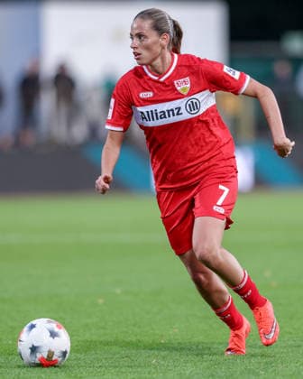 Dafina Redzepi (VfB Stuttgart, 7) am Ball, Freisteller, Einzelbild, Ganzkörper, Aktion, Action, Spielszene, DIE DFB-RICHTLINIEN UNTERSAGEN JEGLICHE NUTZUNG VON FOTOS ALS SEQUENZBILDER UND ODER VIDEOÄHNLICHE FOTOSTRECKEN. DFB REGULATIONS PROHIBIT ANY USE OF PHOTOGRAPHS AS IMAGE SEQUENCES AND OR QUASI-VIDEO., 21.09.2026, Bremen (Deutschland), Fussball, Google Pixel Frauen-Bundesliga, SV Werder Bremen - VfB Stuttgart