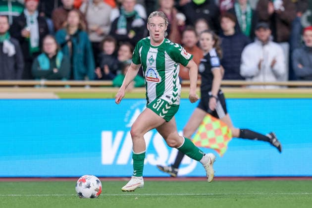 Elena Dhont (SV Werder Bremen, 31) am Ball, Einzelbild, Ganzkörper, Aktion, Action, Spielszene, DIE DFB-RICHTLINIEN UNTERSAGEN JEGLICHE NUTZUNG VON FOTOS ALS SEQUENZBILDER UND ODER VIDEOÄHNLICHE FOTOSTRECKEN. DFB REGULATIONS PROHIBIT ANY USE OF PHOTOGRAPHS AS IMAGE SEQUENCES AND OR QUASI-VIDEO., 21.09.2026, Bremen (Deutschland), Fussball, Google Pixel Frauen-Bundesliga, SV Werder Bremen - VfB Stuttgart