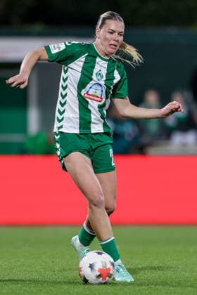 Juliane Wirtz (SV Werder Bremen, 28) am Ball, Freisteller, Einzelbild, Ganzkörper, Aktion, Action, Spielszene, DIE DFB-RICHTLINIEN UNTERSAGEN JEGLICHE NUTZUNG VON FOTOS ALS SEQUENZBILDER UND ODER VIDEOÄHNLICHE FOTOSTRECKEN. DFB REGULATIONS PROHIBIT ANY USE OF PHOTOGRAPHS AS IMAGE SEQUENCES AND OR QUASI-VIDEO., 21.09.2026, Bremen (Deutschland), Fussball, Google Pixel Frauen-Bundesliga, SV Werder Bremen - VfB Stuttgart