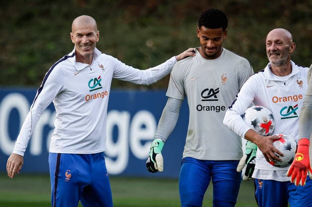September 21, 2026, Clairefontaine-En-Yvelines, France, France: Zinedine ZIDANE of France, Guillaume RESTES of France and Fabien BARTHEZ of France during a French team training session at Centre National du Football on September 21, 2026 in Clairefontaine-en-Yvelines near Paris, France. Training Session Of The French Team  - ZUMAm308 20260921_zsp_m308_076 Copyright: xMatthieuxMirvillex