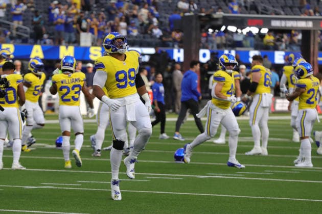 INGLEWOOD, CA - SEPTEMBER 21: Los Angeles Rams defensive tackle Aaron Donald (99) returns to the field during the NFL, American Football Herren, USA game between the New York Giants and the Los Angeles Rams on September 21, 2026, at SoFi Stadium in Inglewood, CA. (Photo by Jevone Moore Icon Sportswire) NFL: SEP 21 Giants at Rams EDITORIAL USE ONLY Icon260921866