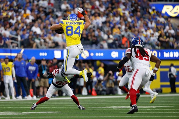 INGLEWOOD, CA - SEPTEMBER 21: Los Angeles Rams tight end Colby Parkinson (84) leaps over New York Giants cornerback Dru Phillips (22) during the NFL, American Football Herren, USA game between the New York Giants and the Los Angeles Rams on September 21, 2026, at SoFi Stadium in Inglewood, CA. (Photo by Jevone Moore Icon Sportswire) NFL: SEP 21 Giants at Rams EDITORIAL USE ONLY Icon260921876
