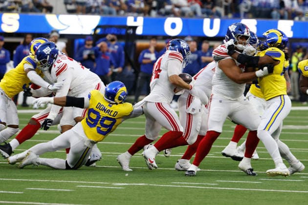 INGLEWOOD, CA - SEPTEMBER 21: Los Angeles Rams defensive tackle Aaron Donald (99) reaches out for New York Giants running back Cam Skattebo (44) during the NFL, American Football Herren, USA game between the New York Giants and the Los Angeles Rams on September 21, 2026, at SoFi Stadium in Inglewood, CA. (Photo by Jevone Moore Icon Sportswire) NFL: SEP 21 Giants at Rams EDITORIAL USE ONLY Icon260921882