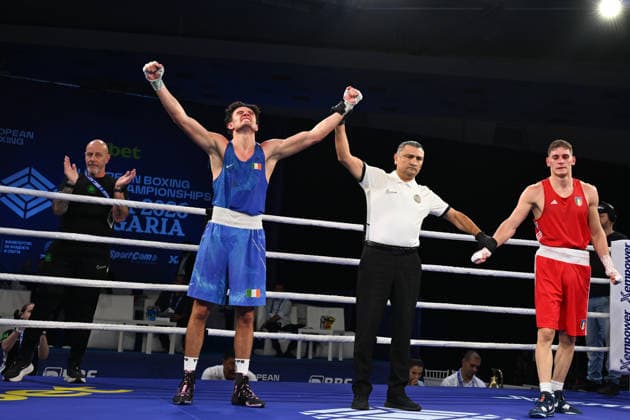 2026 European Boxing Elite Championships In Sofia - Quarter-Finals SOFIA, BULGARIA - SEPTEMBER 21: The referee raises the hand of Jon McConnell of Ireland (blue) declaring his victory over Gabriele Guidi Rontani of Italy (red) at the 2026 European Boxing Elite Championships in Sofia, Bulgaria, on September 21, 2026. Sofia Bulgaria  Copyright: xArturxWidakx originalFilename:widak-european260921_npc58.jpg