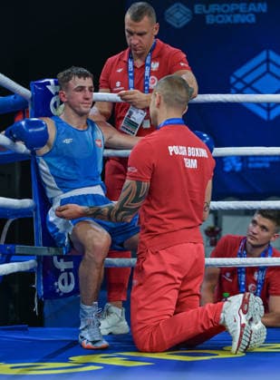 2026 European Boxing Elite Championships In Sofia - Quarter-Finals SOFIA, BULGARIA - SEPTEMBER 21: Mateusz Urban of the Polish Boxing Team looks out from the blue corner as his coaches give tactical instructions between rounds during the 2026 European Boxing Elite Championships in Sofia, Bulgaria, on September 21, 2026. Sofia Bulgaria  Copyright: xArturxWidakx originalFilename:widak-european260921_npNUH.jpg