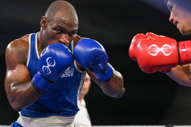 2026 European Boxing Elite Championships In Sofia - Quarter-Finals SOFIA, BULGARIA - SEPTEMBER 21: Junior Tadah of France (blue) sets up a high-guard defensive block while testing the range of Valerij Walter of Germany (red) at the 2026 European Boxing Elite Championships in Sofia, Bulgaria, on September 21, 2026. Sofia Bulgaria  Copyright: xArturxWidakx originalFilename:widak-european260921_npWs5.jpg