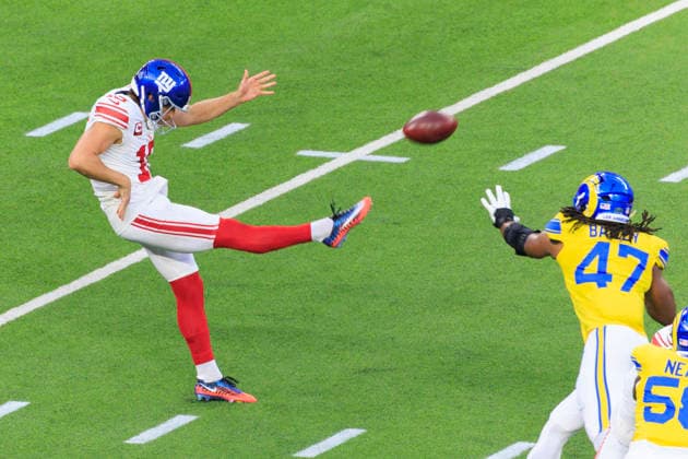 September 21, 2026, Inglewood, California, USA: 15 Jordan Stout, P of the New York Giants punts the ball during their regular NFL, American Football Herren, USA season game against the Los Angeles Rams on Monday September 21, 2026 at SoFi Stadium in Inglewood, California. Rams defeat Giants, 28-6. ARIANA RUIZ PI Inglewood USA - ZUMAp124 20260921_zaa_p124_078 Copyright: xArianaxRuizx