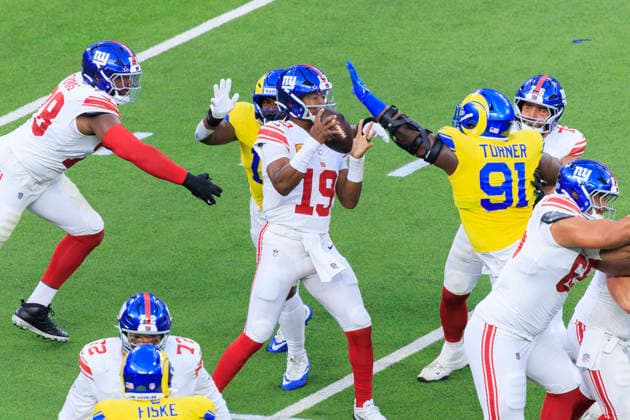 September 21, 2026, Inglewood, California, USA: 10 Josaiah Stewart, LB and 91 Kobie Turner, DE of the Los Angeles Rams attempt to sack 19 Jameis Winston, QB of the New York Giants during their regular NFL, American Football Herren, USA season game on Monday September 21, 2026 at SoFi Stadium in Inglewood, California. Rams defeat Giants, 28-6. ARIANA RUIZ PI Rams Vs. Giants - ZUMAp124 20260921_zaa_p124_084 Copyright: xArianaxRuizx