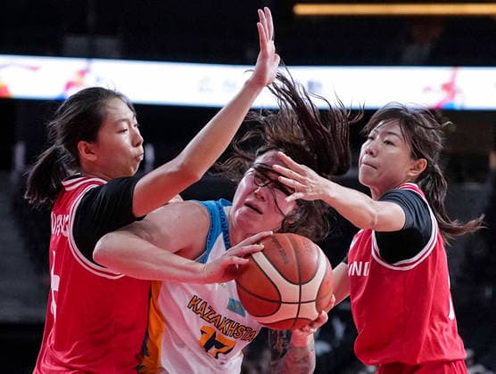 (260922) -- NAGOYA, Sept. 22, 2026 -- Wong Nga Ting (L) and Cheung Chor Ying (R) of Hong Kong, China defend Daria Koroleva of Kazakhstan during the women s group B match between Hong Kong, China and Kazakhstan at 20th Asian Games Aichi-Nagoya 2026 in Nagoya, Japan, Sept. 22, 2026. ) (SP)JAPAN-NAGOYA-ASIAN GAMES-BASKETBALL-WOMEN S GROUP B-HKG VS KAZ LuoxYuan 