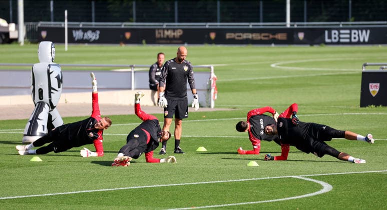 22.09.2026, Deutschland, Stuttgart, Fußball VfB Stuttgart Training, v.l. Marius Funk, Dennis Seimen, Stefan Drljaca, Fabian Bredlow