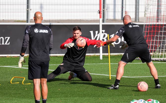22.09.2026, Deutschland, Stuttgart, Fußball VfB Stuttgart Training, Dennis Seimen