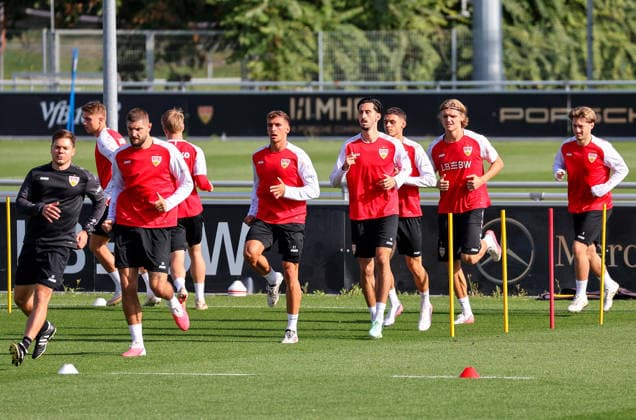 22.09.2026, Deutschland, Stuttgart, Fußball VfB Stuttgart Training, v.l. Jan Schimpchen, Jeff Chabot, Grischa Grömel, Atakan Karazor, Tim van der Leij, Angelo Stiller