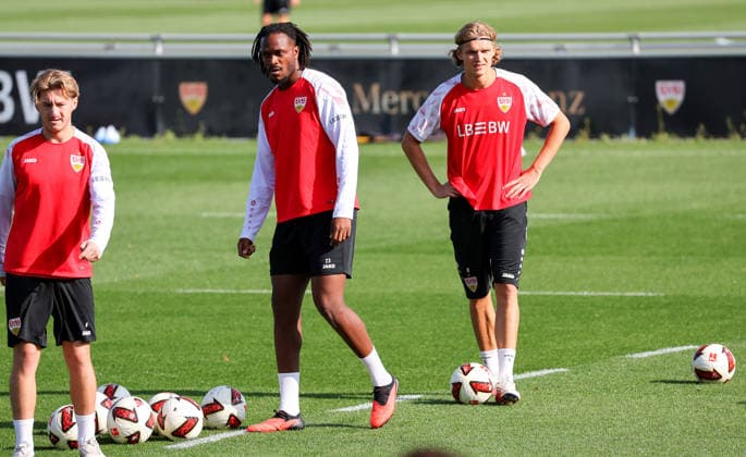 22.09.2026, Deutschland, Stuttgart, Fußball VfB Stuttgart Training, v.l. Dan-Axel Zagadou, Tim van der Leij