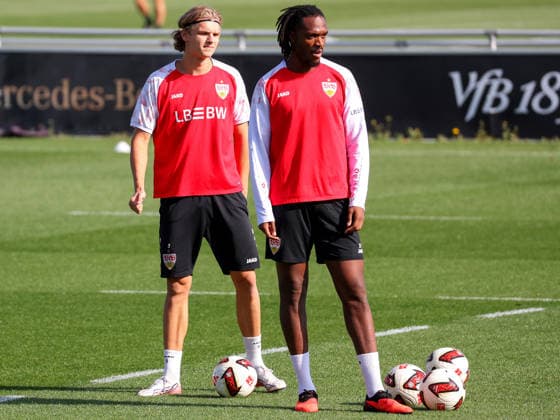 22.09.2026, Deutschland, Stuttgart, Fußball VfB Stuttgart Training, v.l. Tim van der Leij, Dan-Axel Zagadou