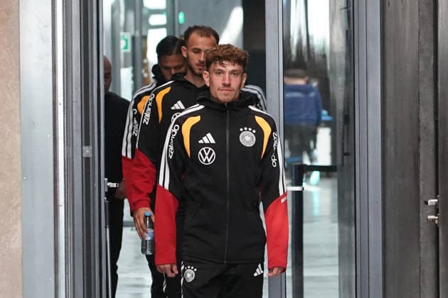 Philipp Treu (Deutschland Germany), Max Rosenfelder (Deutschland Germany), Younes Ebnoutalib (Deutschland Germany) kommen zur Mixed Zone vor dem ersten Training der Nationalelf unter Bundestrainer Jürgen Klopp - Herzo Base 22.09.2026: Deutsche Nationalmannschaft Nations League Vorbereitung, Home Ground, HerzoBase, World of Adidas, Herzogenaurach