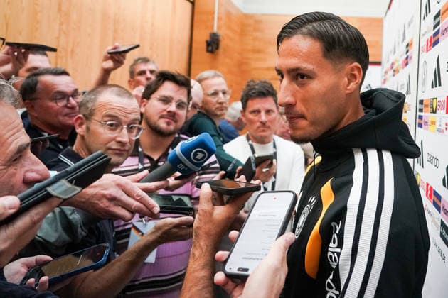 Younes Ebnoutalib (Deutschland Germany) im Fokus des medialen Interesses - Herzo Base 22.09.2026: Deutsche Nationalmannschaft Nations League Vorbereitung, Home Ground, HerzoBase, World of Adidas, Herzogenaurach