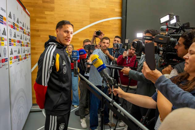 22.09.2026, Fussball DFB-Nationalmannschaft Deutschland, Trainingslager in Herzogenaurach, im Homeground bei ADIDAS, vor den UEFA Nations League Spielen, Medien-Mixed-Zone mit drei Spielern der Nationalmannschaft im Gespräch mit der anwesenden Presse. Hier Younes Ebnoutalib (Deutschland) vor den Journalisten und ihren Mikrofonen.