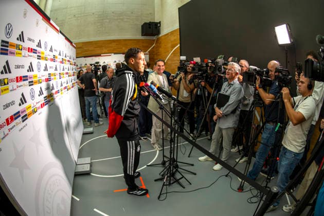 22.09.2026, Fussball DFB-Nationalmannschaft Deutschland, Trainingslager in Herzogenaurach, im Homeground bei ADIDAS, vor den UEFA Nations League Spielen, Medien-Mixed-Zone mit drei Spielern der Nationalmannschaft im Gespräch mit der anwesenden Presse. Hier Younes Ebnoutalib (Deutschland) vor den Journalisten und ihren Mikrofonen.
