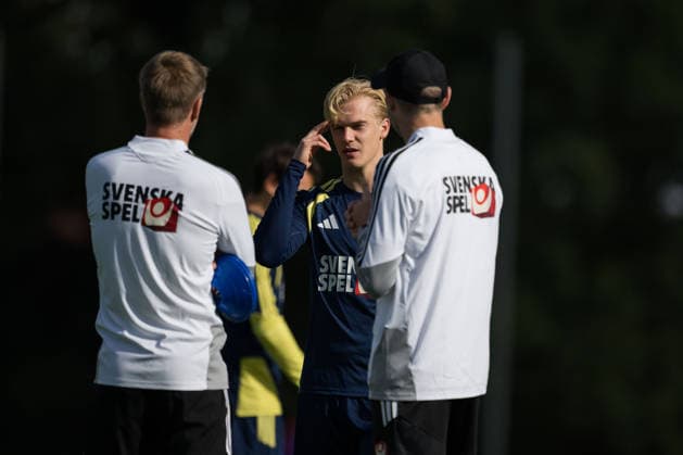 260922 Head coach Graham Potter and Lucas Bergvall of the Swedish men s national football team at a training session on September 22, 2026 in Stockholm. Photo: Johanna Säll BILDBYRAN kod JL JL0630 fotboll football soccer fotball nations league uefa nations league träning practice training sverige sweden sverige a bbengfotboll football soccer fotball nations league uefa nations league träning practice training sverige sweden sverige a bbeng Copyright: JOHANNAxSÄLL BB260922BB107