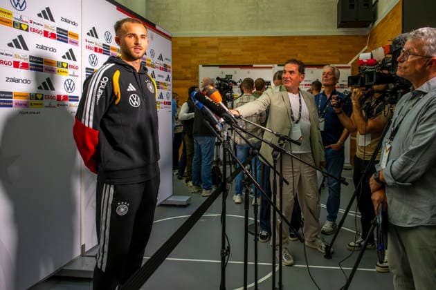 22.09.2026, Fussball DFB-Nationalmannschaft Deutschland, Trainingslager in Herzogenaurach, im Homeground bei ADIDAS, vor den UEFA Nations League Spielen, Medien-Mixed-Zone mit drei Spielern der Nationalmannschaft im Gespräch mit der anwesenden Presse. Hier Max Rosenfelder (Deutschland) vor den Journalisten und ihren Mikrofonen.